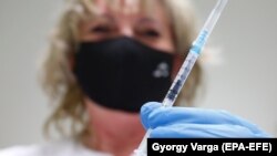 Epidemiologii spun că, pentru evitarea unui nou val al pandemiei, vaccinarea trebuie să continue.