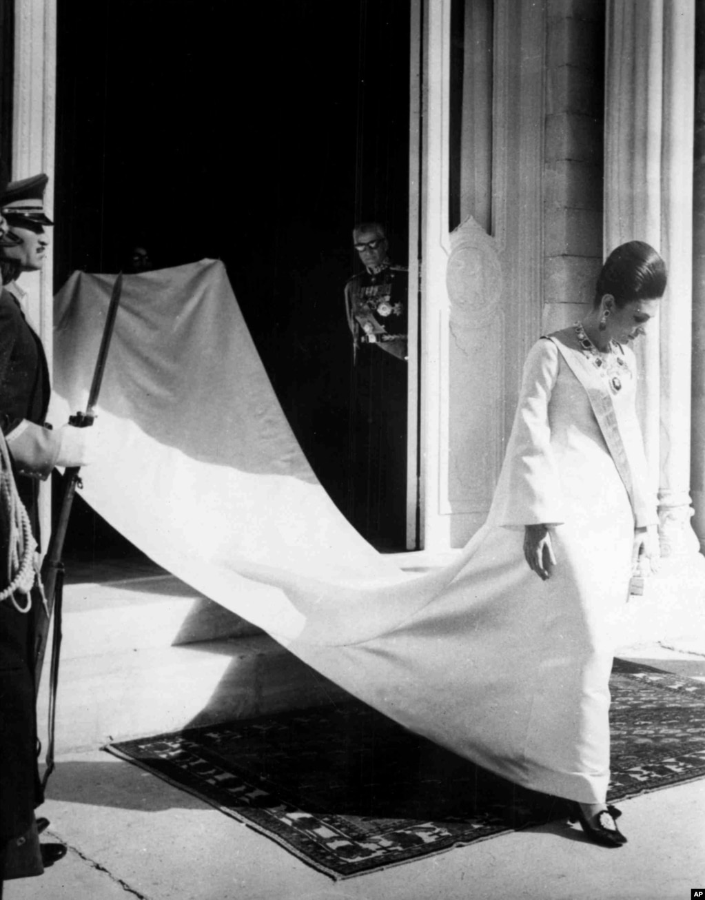 L'imperatrice Farah lascia il Palazzo di Marmo a Teheran nell'ottobre 1967 per la processione di incoronazione al Palazzo Golestan.  Suo marito osserva dalla porta.