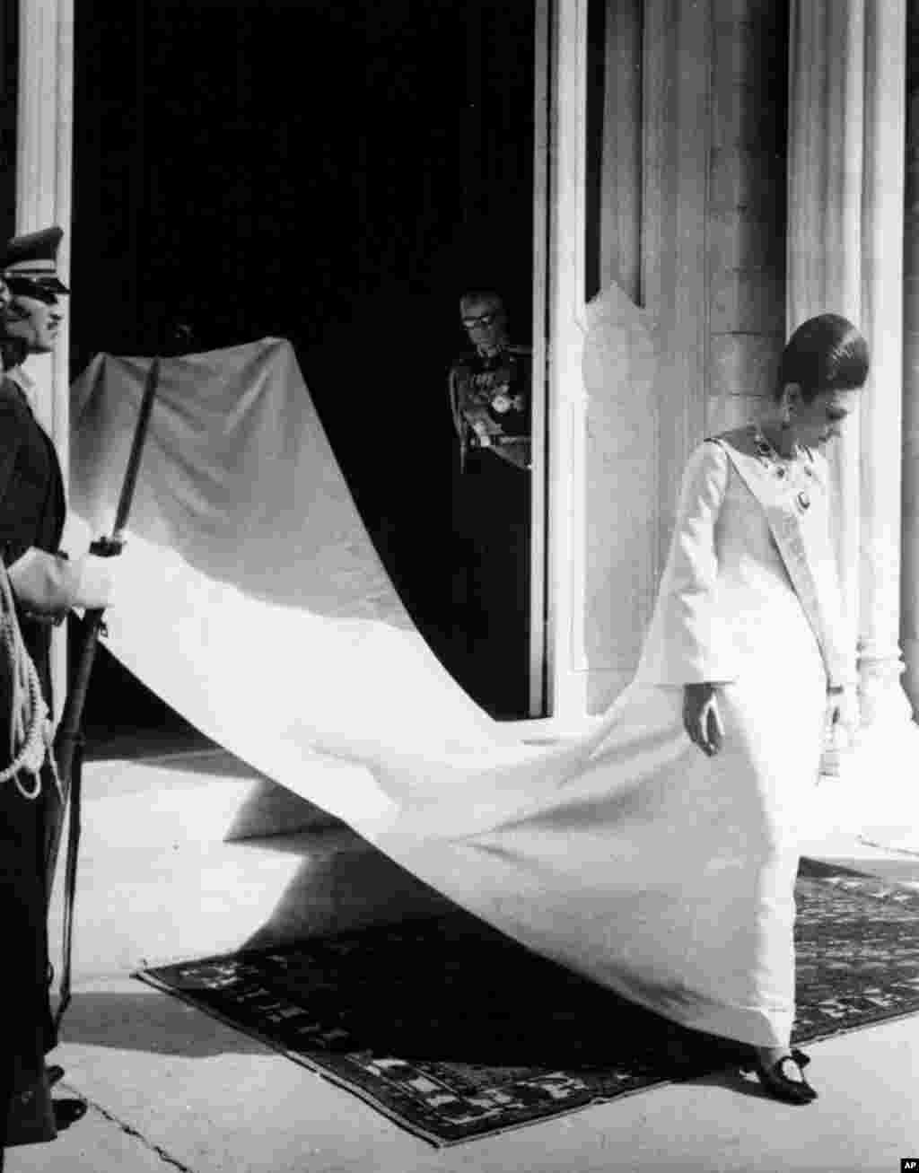 Carica Farah napušta Mermernu palatu u Teheranu u oktobru 1967. i kreće na krunidbenu povorku do palate Golestan. Njen muž, iranski šah, posmatra je kraj vrata.