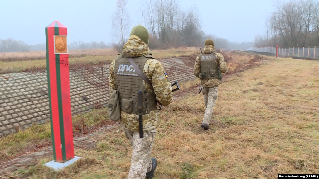 Ukrainian border guards patrol their country's frontier with Belarus in the Volyn region. (file photo)