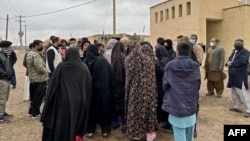 Afghan refugees gather in Iran's southeastern Kerman Province. (file photo)