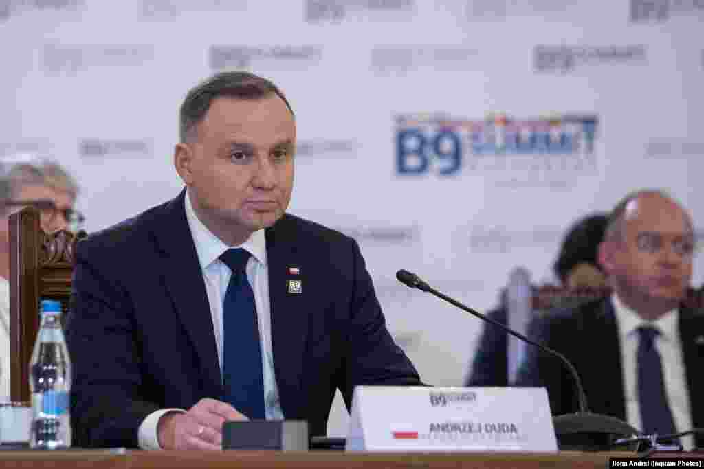 Președintele Poloniei, Andrzej Duda, nu se teme de cuvinte. În deschiderea summitului de la București el a vorbit despre &bdquo;bestialitatea agresorilor ruşi&rdquo; și a spus că e nevoie de o strategie &bdquo;coerentă pentru a opri imperialismul lui Putin&rdquo;. &bdquo;Rusia nu a încetat să se gândească la proiectele sale de dezvoltare imperială, expansiune teritorială, schimbarea echilibrului de puteri şi a sferelor de influenţă&rdquo;, a avertizat președintele Poloniei, care nu ezită să critice Franța și Germania pentru atitudinile lor împăciuitoare față de Rusia și care desfășoară turnee europene pentru a convinge țările din vestul Europei să accepte statutul de țară candidată la UE pentru Ucraina.