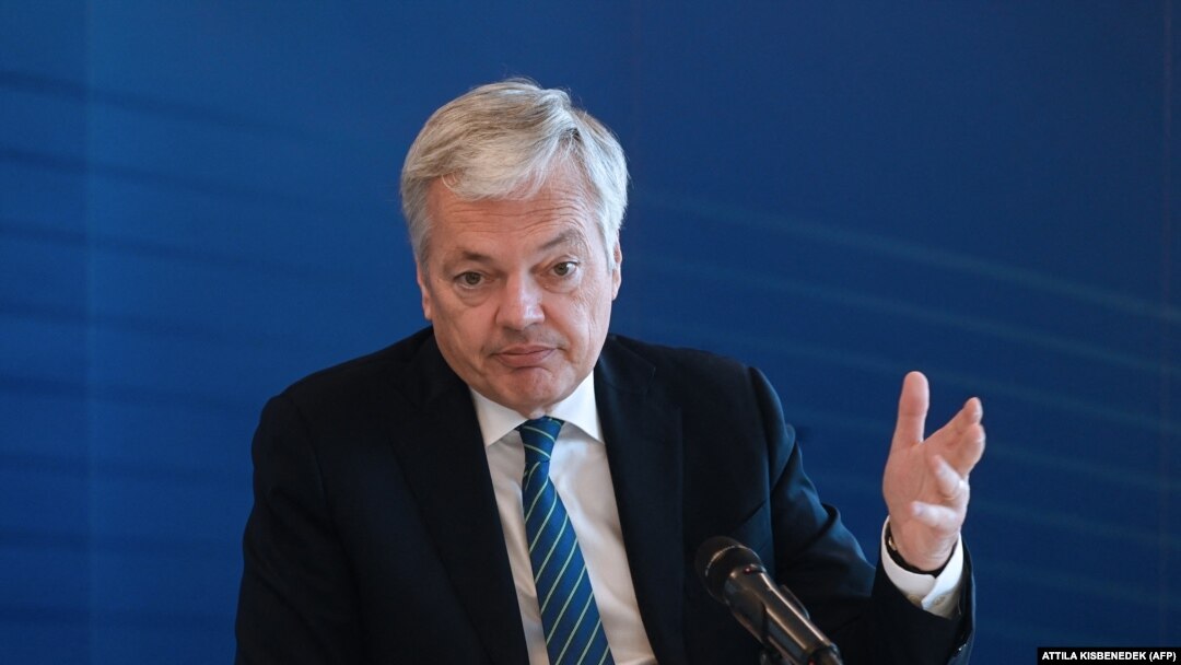 Didier Reynders, az EU igazságügyi biztosa sajtótájékoztatón beszél kétnapos látogatása után az EU budapesti irodájában 2021. november 12-én