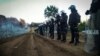 Польская полиция охраняет границу с Беларусью, с территории которой идет поток нелегальных мигрантов, 10 ноября 2021 года