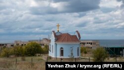Часовню Храма Почаевской иконы Божией Матери построили в нескольких десятках метров от батареи