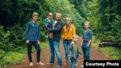 Сергей Силкин (отец года 2021 в Финляндии) с семьей