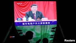 Қытай коммунистік партиясы орталық комитетінің жиыны үлкен экраннан көрсетіліп жатыр. 11 қараша 2021 жыл. 