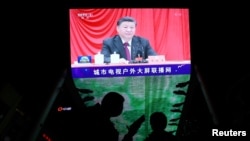 Hszi Csin-ping látható egy óriásképernyőn a KKP központi bizottságának ülésén Pekingben 2021. november 11-én