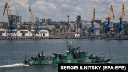 Az orosz haditengerészet egyik hajója őrködik az elfoglalt ukrajnai Mariupol teherhajó-kikötőjében (amely alkalmas a gabonaszállításra) 2022. június 12-én
