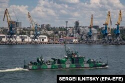 O navă a marinei ruse de pază, în portul din Mariupol, Ucraina, 12 iunie 2022.