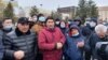 Владельцы ввезенных из России машин на площади рядом с акиматом Уральска. 10 ноября 2021 года