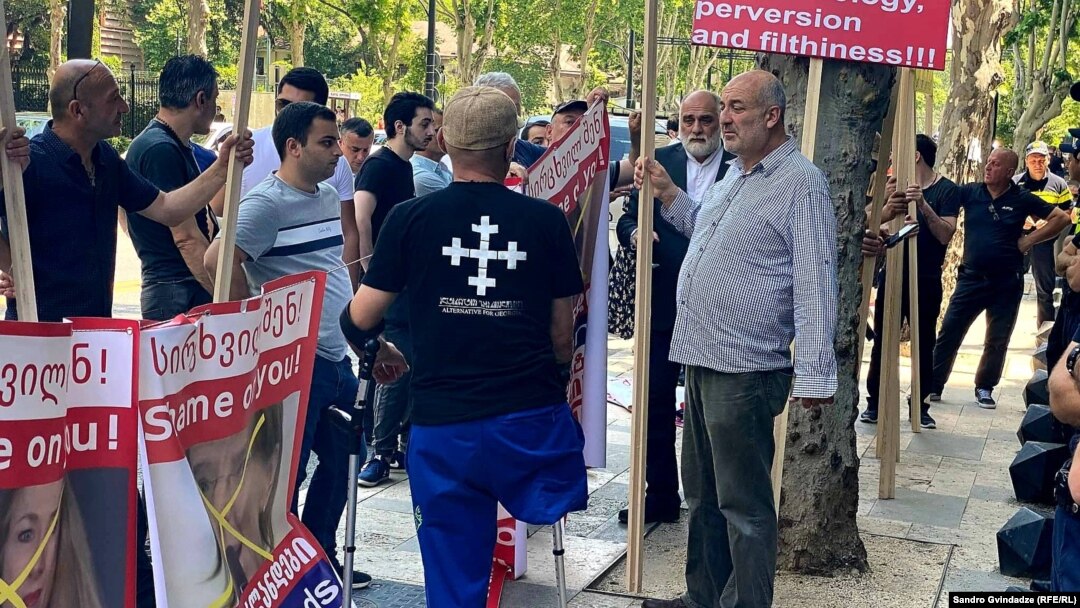 ჰომოფობიური აქცია თბილისში, ევროკავშირის წარმომადგენლობის წინ, 6 ივნისი.