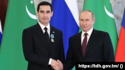 Türkmen prezidenti Serdar Berdimuhamedow we rus prezidenti Wladimir Putin