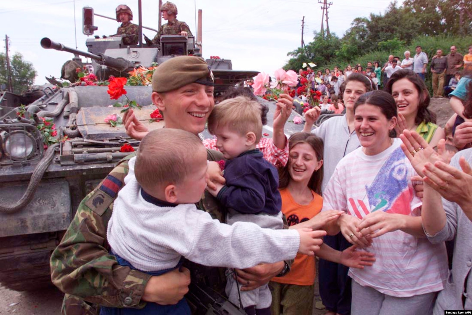 Një ushtar britanik duke u përshëndetur me qytetarët në Prishtinë. 13 qershor 1999.