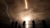 Drita e lëshuar nga raketa Falcon 9 e SpaceX. Floridë, 10 nëntor 2021.
