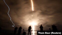 Drita e lëshuar nga raketa Falcon 9 e SpaceX. Floridë, 10 nëntor 2021.