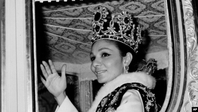 Perandoresha Farah, gruaja e Shahut të Iranit, është fotografuar e veshur me kurorën e saj nëpër rrugët e Teheranit, 26 tetor 1967, pas ceremonisë së kurorëzimit si perandoreshë.