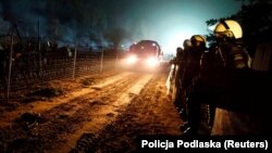 Польская полиция охраняет границу Польши и Беларуси недалеко от Кузницы. Польша, 12 ноября 2021 года