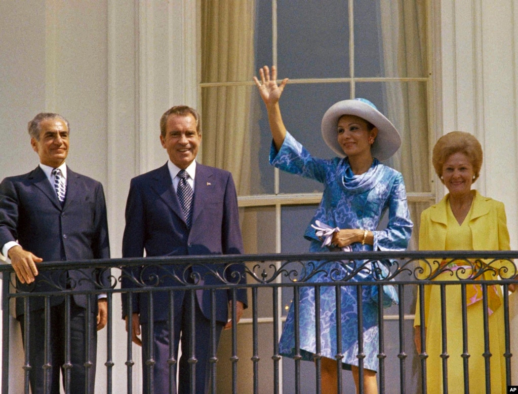 Lo scià e l'imperatrice Farah con il presidente Richard M. Nixon e la signora Pat Nixon sul balcone della Casa Bianca a Washington, DC, nel luglio 1973. 