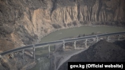 Эстакадный мост на трассе Север-Юг на отрезке между селами Казарман и Арал. 10 ноября 2021 года.