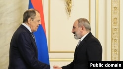 Глава МИД РФ Сергей Лавров (слева) и премьер-министр Армении Никол Пашинян, Ереван, 9 июня 2022 г.