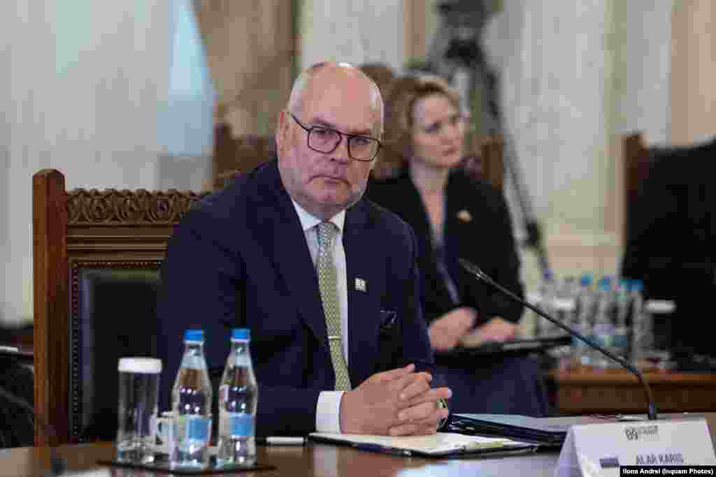 În timp ce președintele Estoniei, Alar Karis, se afla la București, ambasadorul Rusiei la Tallinn era convocat la Ministerul eston de Externe, transmite Reuters. Estonia a descris drept &bdquo;complet inacceptabile&rdquo; declarațiile lui Vladimir Putin, care a lăudat cucerirea orașului Narva, care aparține Estoniei, în timpul țarului Petru cel Mare. Până în 1918, Estonia a fost timp de două secole parte a Imperiului Rus. Apoi, în 1940, a fost anexată de Uniunea Sovietică, până la redobândirea independenței în 1991. Alar Karis a transmis după reuniunea B9 că sprijinul pentru Ucraina este &bdquo;neclintit și va continua&rdquo;.