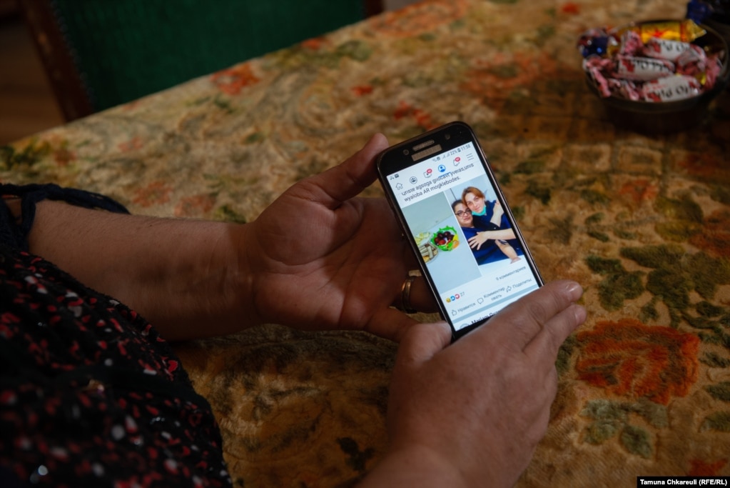 Ketevan Jinchveladze shows a photo of her with Bakradze at the clinic.