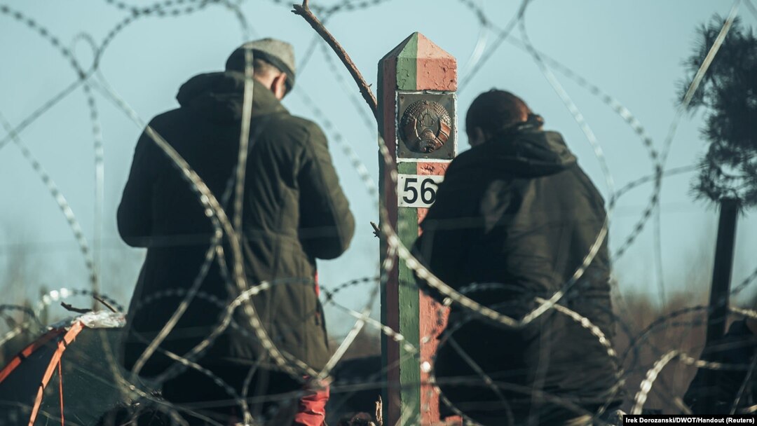 Мигранти на белоруската страна на границата со Полска во близина на Кузница, Полска, 9 ноември 2021 година.