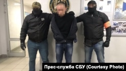 По данным СБУ, Денис Куликовсукий организовывал и принимал участие в убийствах и пытках заключенных граждан Украины в Донецке