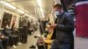 Restricțiile sunt departe de final. Masca rămâne obligatorie în mijloacele de transport, dar trebuie purtată și în aer liber. Valul IV al pandemiei face deja multe victime în condițiile în care mai puțin de o treime din populație este vaccinată. Piața Unirii/Metrou București. 
