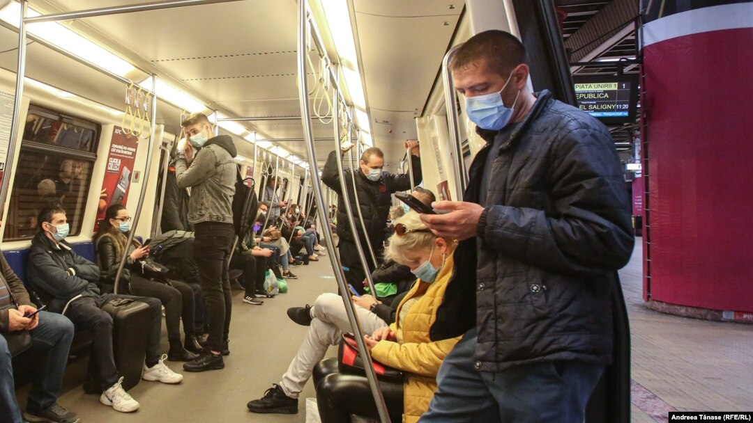 Restricțiile sunt departe de final. Masca rămâne obligatorie în mijloacele de transport, dar trebuie purtată și în aer liber. Valul IV al pandemiei face deja multe victime în condițiile în care mai puțin de o treime din populație este vaccinată. Piața Unirii/Metrou București. 
