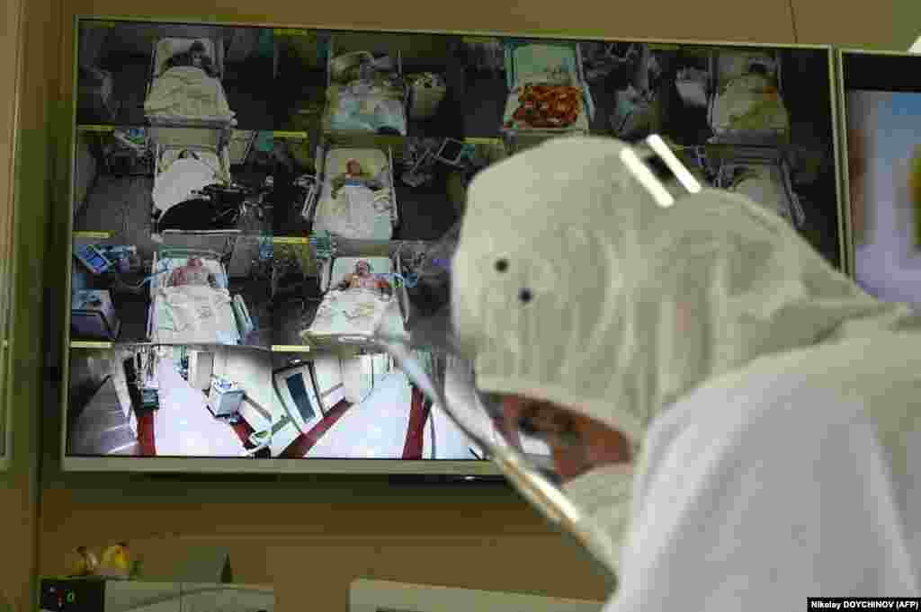 Un doctor monitorizează pacienții infectați cu Covid-19, în secția de terapie intensivă a Spitalului Lozenets din Sofia. Bulgaria se numără printre țările cu cel mai mare număr de decese înregistrate de la debutul pandemiei.