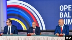 Predsednik Srbije Aleksandar Vučić, premijer Severne Makedonije Dimitar Kovačevski i premijer Albanije Edi Rama na potpisivanju sporazuma na samitu "Otvoreni Balkan" u Ohridu, 8. jun 2022.