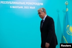 Қазақстан президенті Қасым-Жомарт Тоқаев референдумда дауыс беріп шыққан сәт. 5 маусым 2022 жыл.