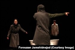 فروزان جمشیدنژاد در صحنه‌ای از نمایش «جیره‌بندی پر خروس برای سوگواری»/ نویسنده و کارگردان علی نرگس‌نژاد