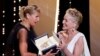 Cannes, Franța, 17 iulie 2021. Regizoarea Julia Ducournau primind trofeul Palme d'Or pentru filmul "Titane" de la Sharon Stone. REUTERS/ Eric Gaillard TPX IMAGES OF THE DAY