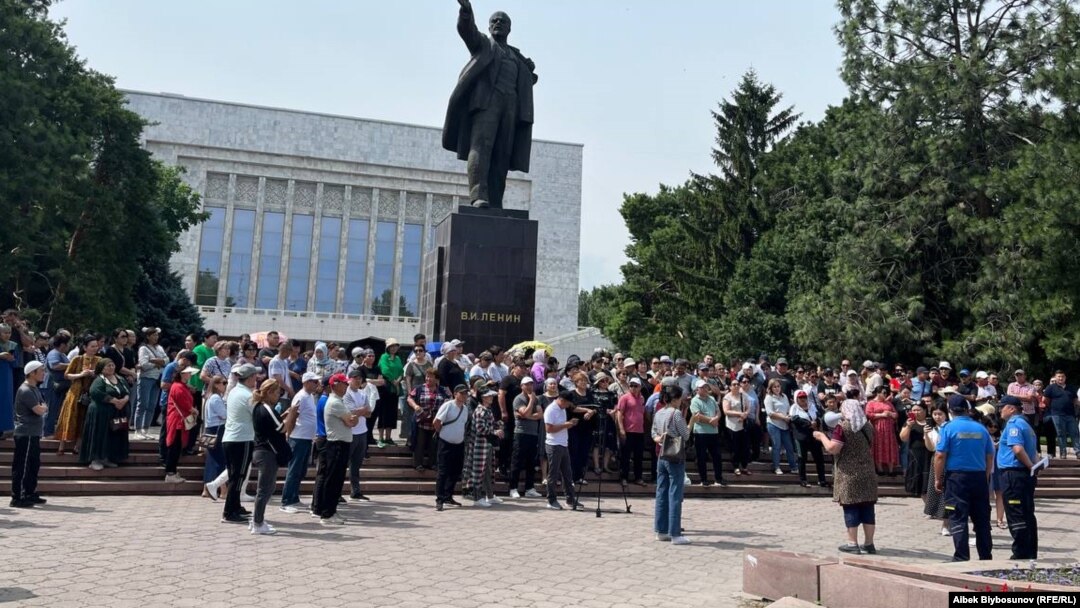 Көзөмөл-кассалык аппараттына (ККМ) каршы митингге чыккан соодагерлер. 13-июнь, 2022-жыл.