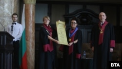  Олга Токарчук по време на церемонията в Аулата на Софийския университет „ Св. Климент Охридски “, на която получи почетното звание „ Доктор хонорис идея “. 