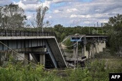 Разрушенный мост, соединяющий город Лисичанск с Северодонецком, 22 мая 2022 года