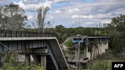 Снимка, направена на 22 май 2022 г., показва първия разрушен мост, свързващ град Лисичанск с град Северодонецк.