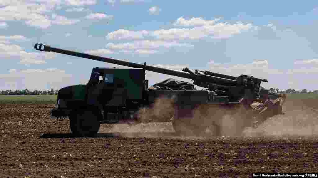 Украинские бойцы говорят, что самоходная артиллерийская установка &laquo;Цезарь&raquo; оказалась очень точной артиллерийской системой. То есть, эта система позволяет точно поразить цель при значительно меньшем количестве выстрелов