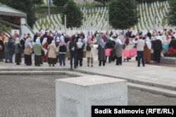 Svakog 11. u mjesecu mirnim okupljanjem podsjećaju na genocid počinjen u julu 1995.