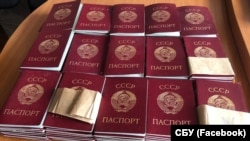 У покинутому окупантами будинку поблизу міста Макарів на Київщині було виявлено сотні незаповнених паспортів СРСР. 