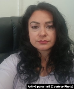 Psihologul Carmen Oprea spune că vârsta medie de debut a consumul de substanțe interzise este de 13 ani, în cazul consumului de marijuana și substanțe inhalante, din pungi.