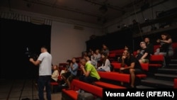 Publika gleda prikazivanje filmova na događaju "Sarajevo u Beogradu - Beograd u Sarajevu", 9. juna 2022, Beograd