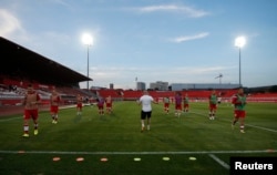 Igrači Belorusije tokom zagrevanja pre meča, stadion Karađorđe, Novi Sad, Srbija 3. jun 2022.