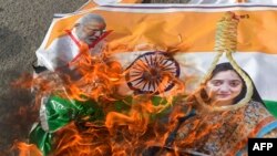 معترضان در پاکستان عکس نخست وزیر هند (چپ) و سخنگویش را آتش زدند
