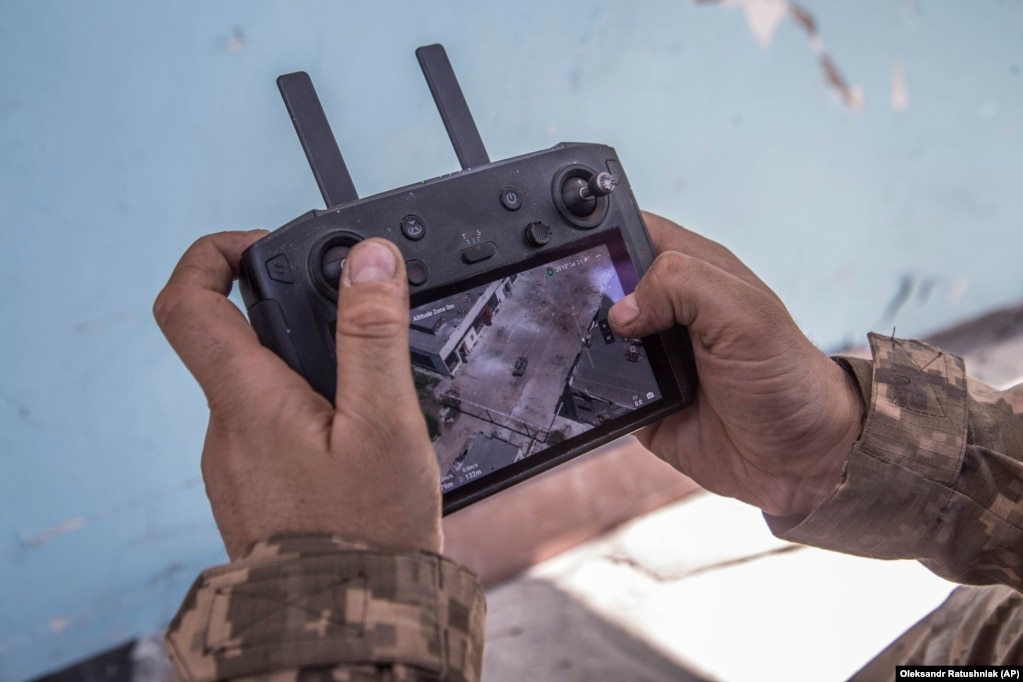 Një ushtar ukrainas shikon një ekran të dronit që tregon pozicionet e trupave ruse gjatë luftimeve të ashpra në vijën e frontit në Severodonjeck. Është dëshmuar se dronët janë treguar veçanërisht të dobishëm për të dyja palët në luftën e tyre për kontrollin e qytetit strategjik.