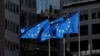 Flamuj të BE-së pranë ndërtesës së Komisionit Evropian në Bruksel. 