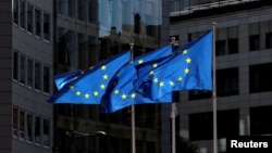 Flamuj të BE-së pranë ndërtesës së Komisionit Evropian në Bruksel. 